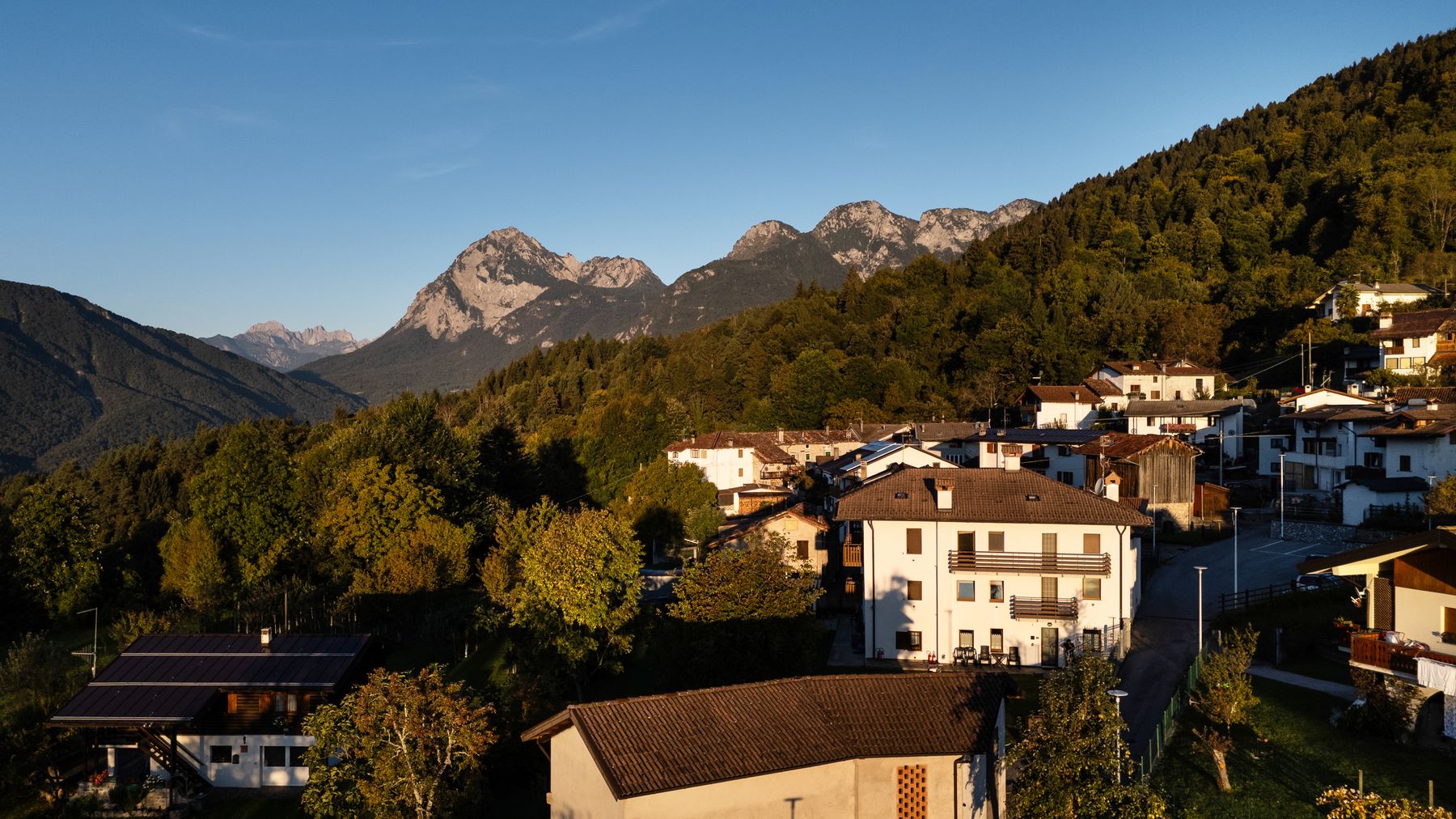 Il borgo di Feltrone dall'alto, con la casa in primo piano