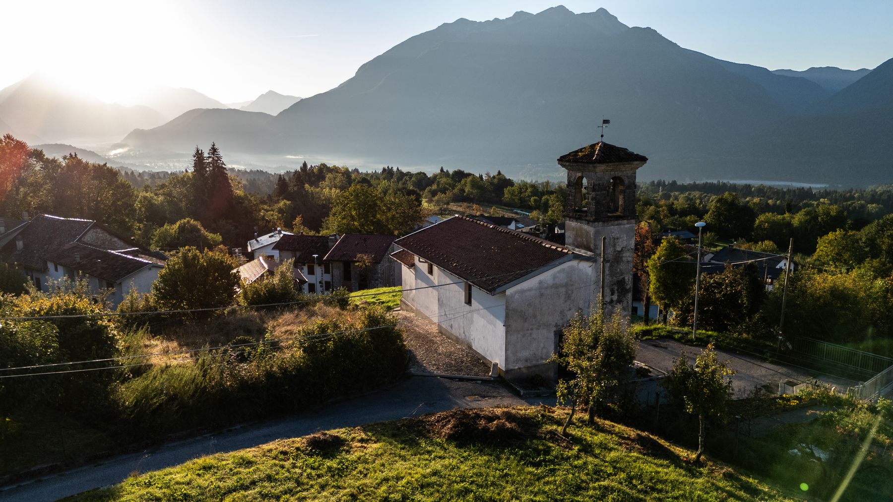 La chiesetta di Feltrone con il campanile