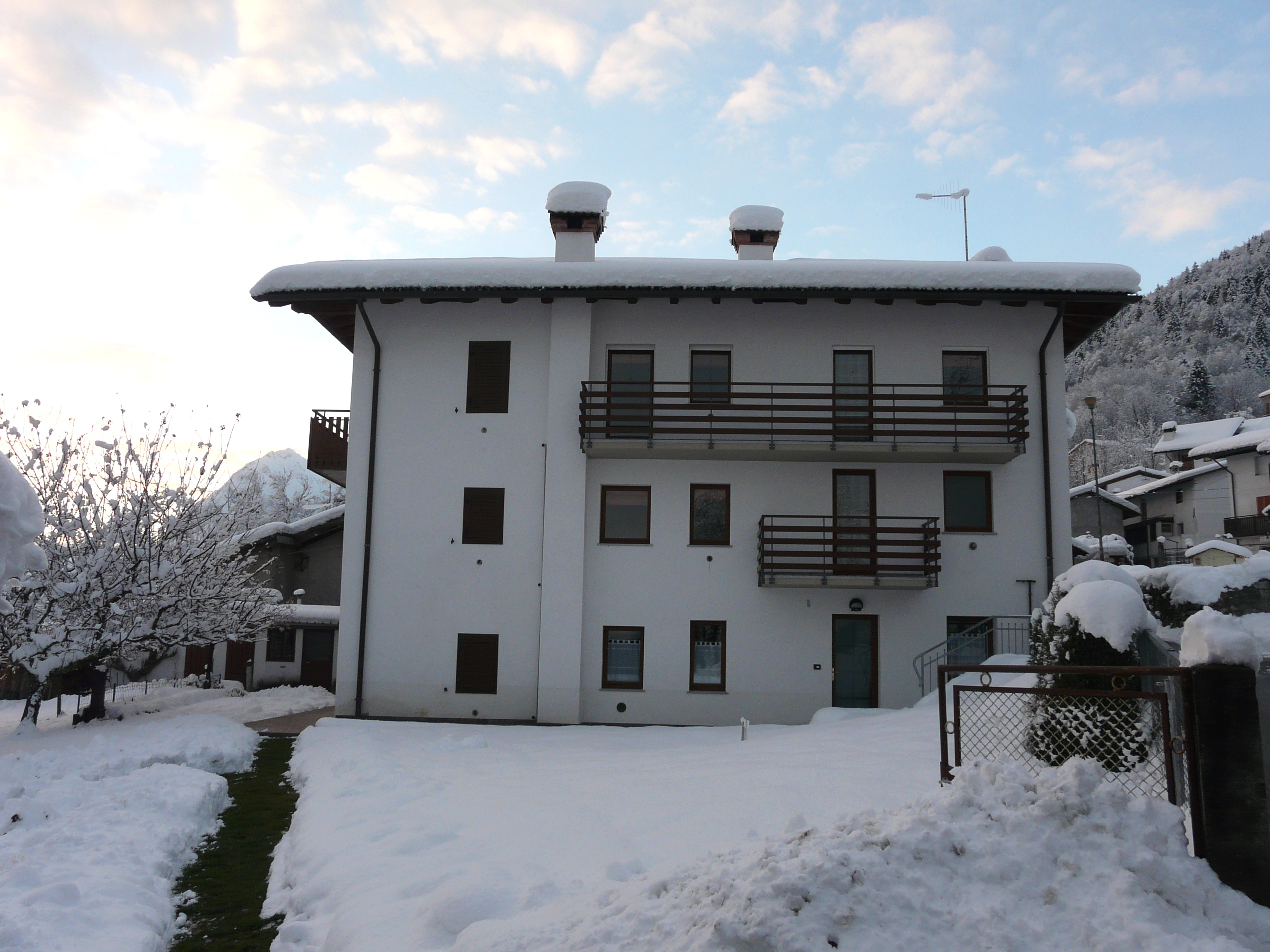 La casa in inverno con la neve