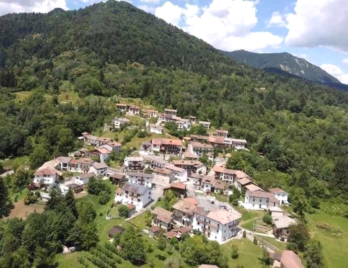 Vista del borgo di Feltrone